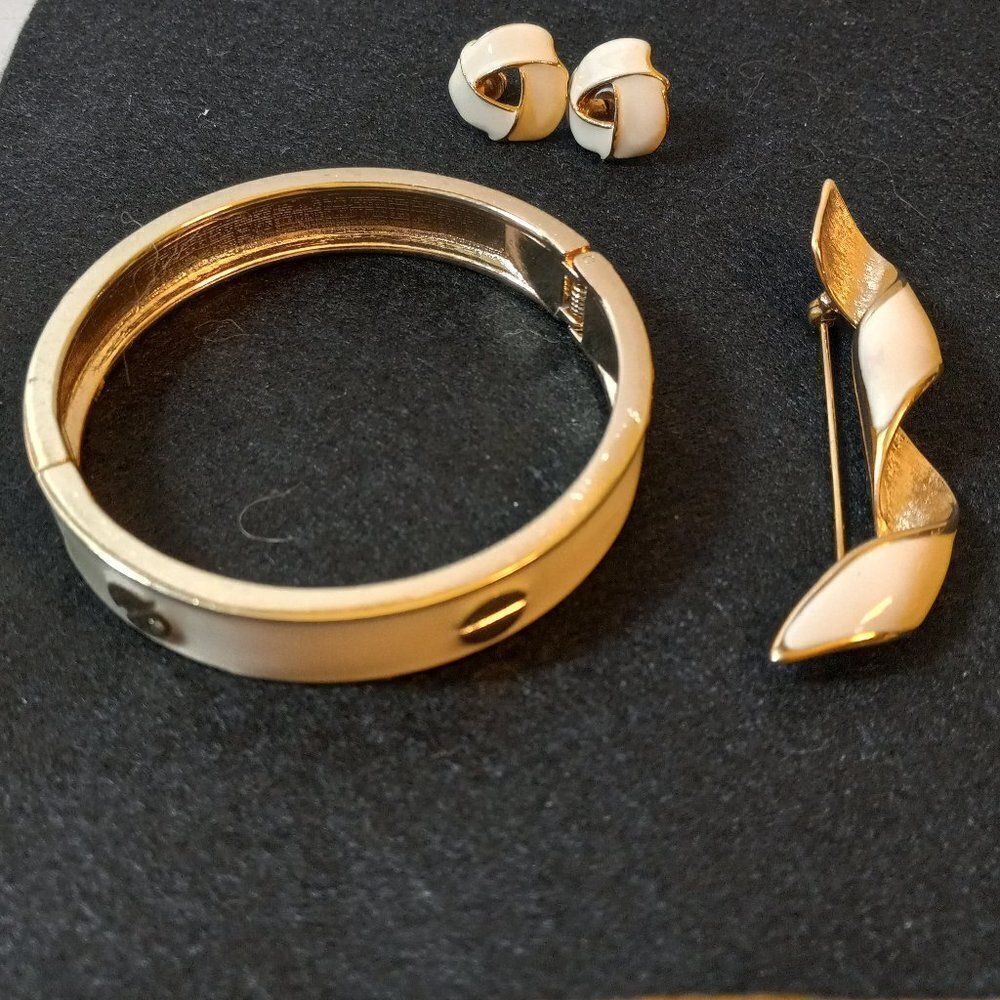 Vintage Cream Colored Enamel/Gold Tone Brooch, Bracelet And Earrings Cottagecore